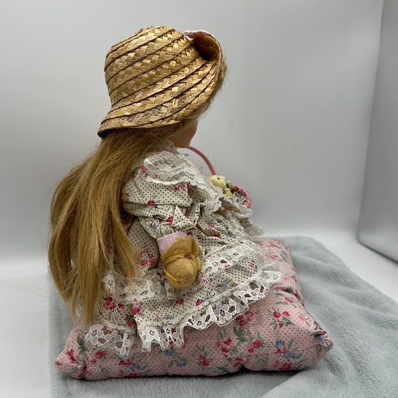 Vintage Porcelain Kneeling Blue-eyed Doll w/Basket of Bunnies 10”approx - Picture 4 of 10